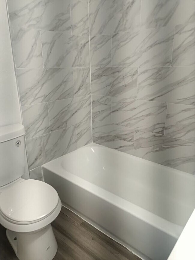 Building Photo - 133 SE 45th St