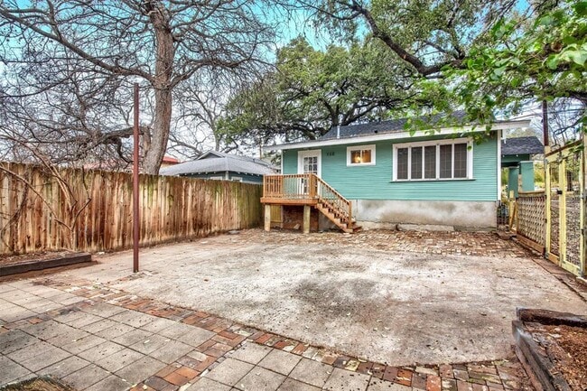 Building Photo - 809 E Riverside Dr