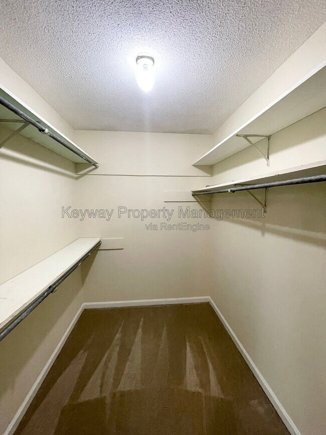 Building Photo - 642 Clinton Way W