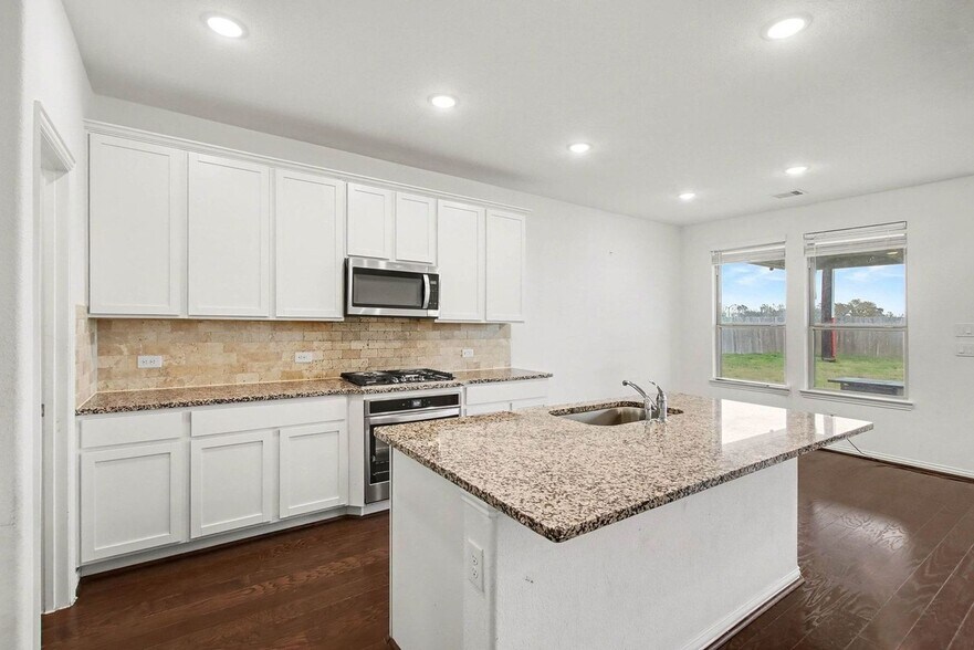 Building Photo - 8114 Royal Palm Ct