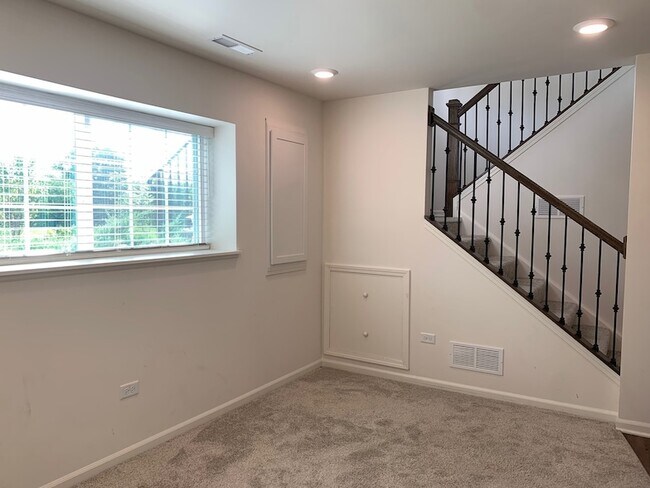 Building Photo - 285 Lakeshore Dr