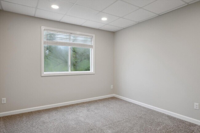 Building Photo - 620 Bristol Dr