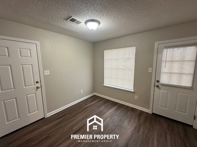 Building Photo - 6726 State Line Rd