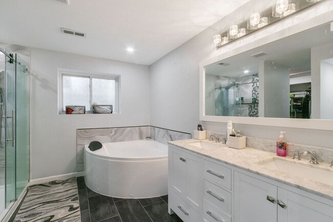 Building Photo - Charming 3 Bedroom, 2 Bathroom Home in Windsor!