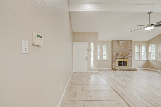 Building Photo - 2302 Brook View Ln