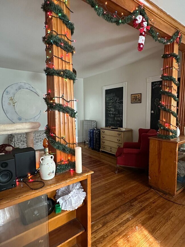 Building Photo - ALLSTON 4 BED/2 BATH FOR 9/1!  UPDATED KITCHEN AND BIG ROOMS!