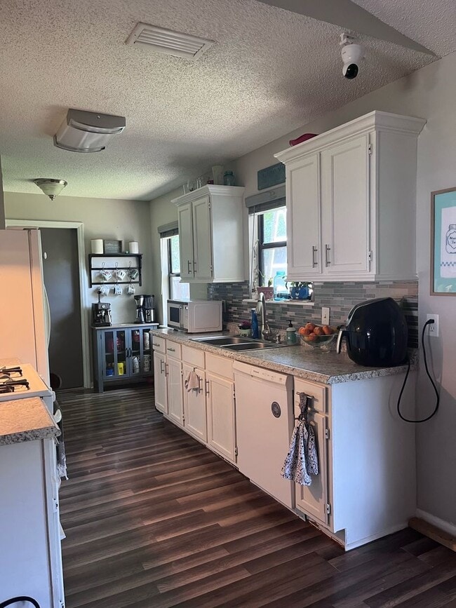 Building Photo - 3/2 updated & near the base!