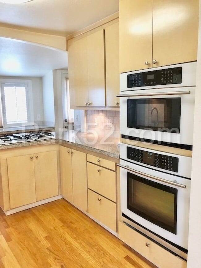 Building Photo - 3 Bedroom Single Family Home - Views!