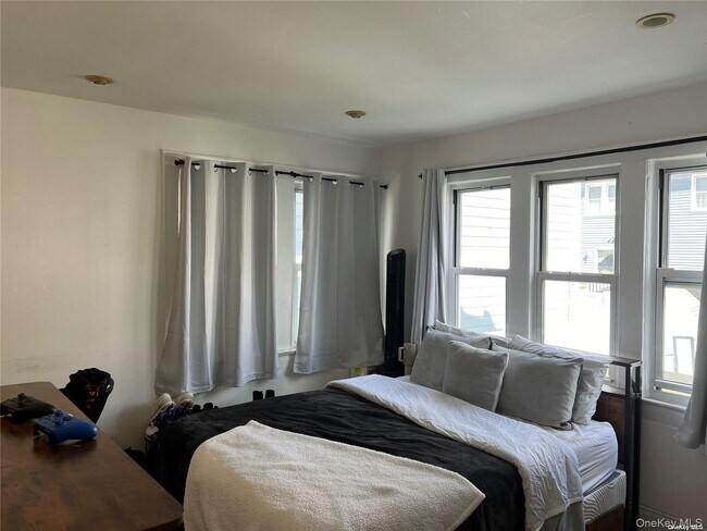 Building Photo - 23 Troy Ave