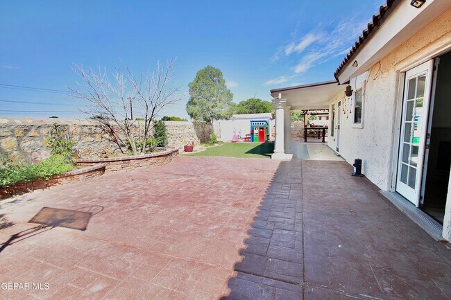 Building Photo - 901 Tepic Dr