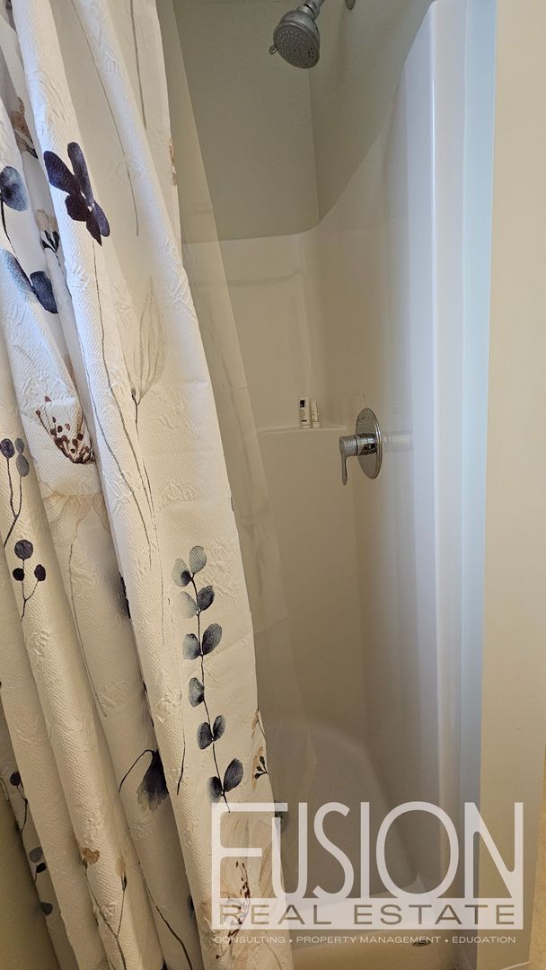 Building Photo - 11 Lakeview Terrace