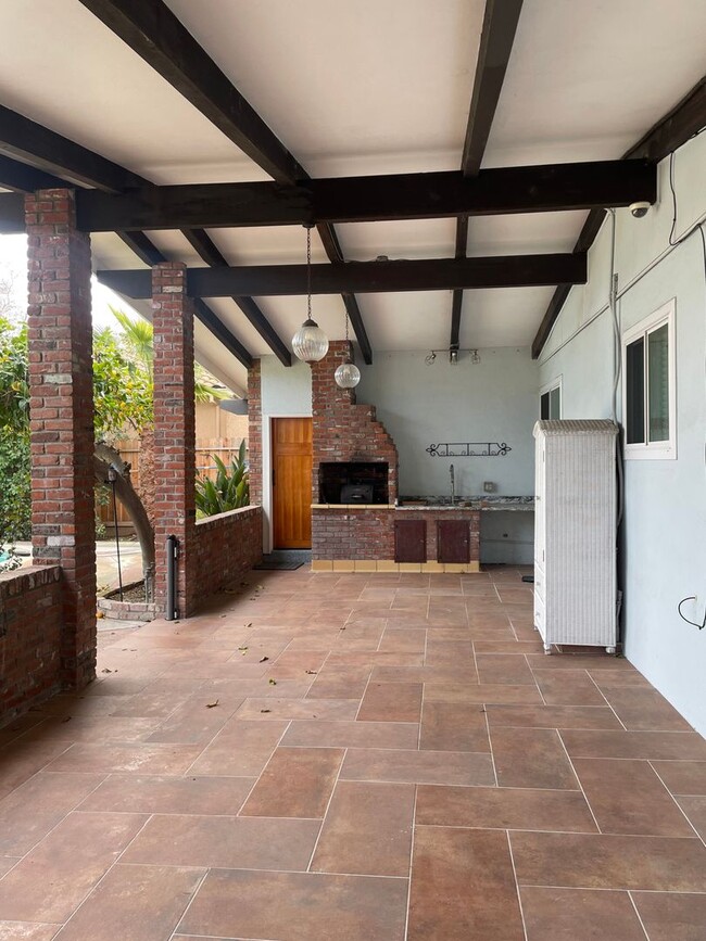 Building Photo - Beautiful Mid Century 3 Bedroom 3.5 Bathro...