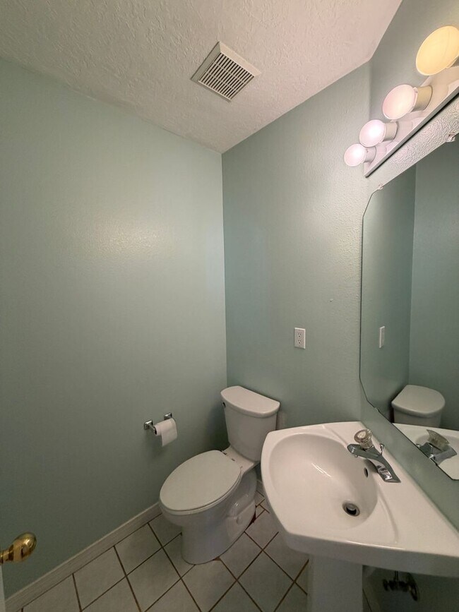Building Photo - 6517 Glen Oak NE