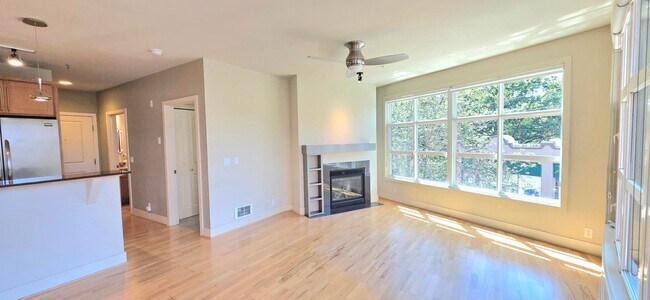 Building Photo - Bright 2BR/2BA Condo Steps from Green Lake $3395
