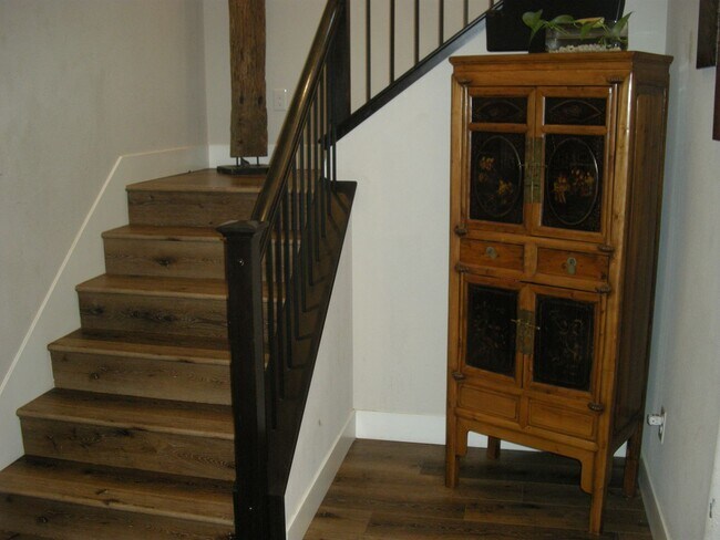 Building Photo - Fully Furnished Four Bedroom, Three Bath H...