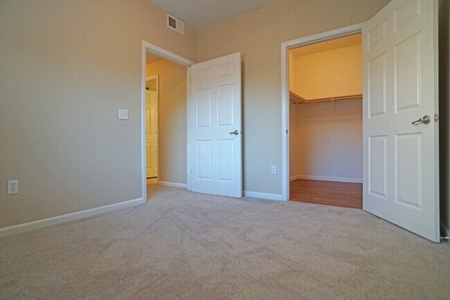 Building Photo - 3 bedroom, 2 bathroom condo with great flo...