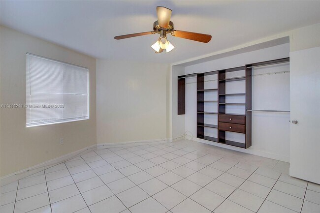 Building Photo - 1611 NE Miami Gardens Dr