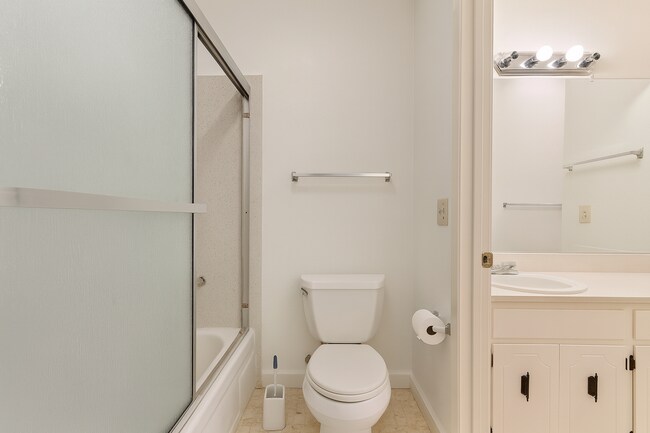 Building Photo - Adorable 3 bed / 1.5 bath Condo