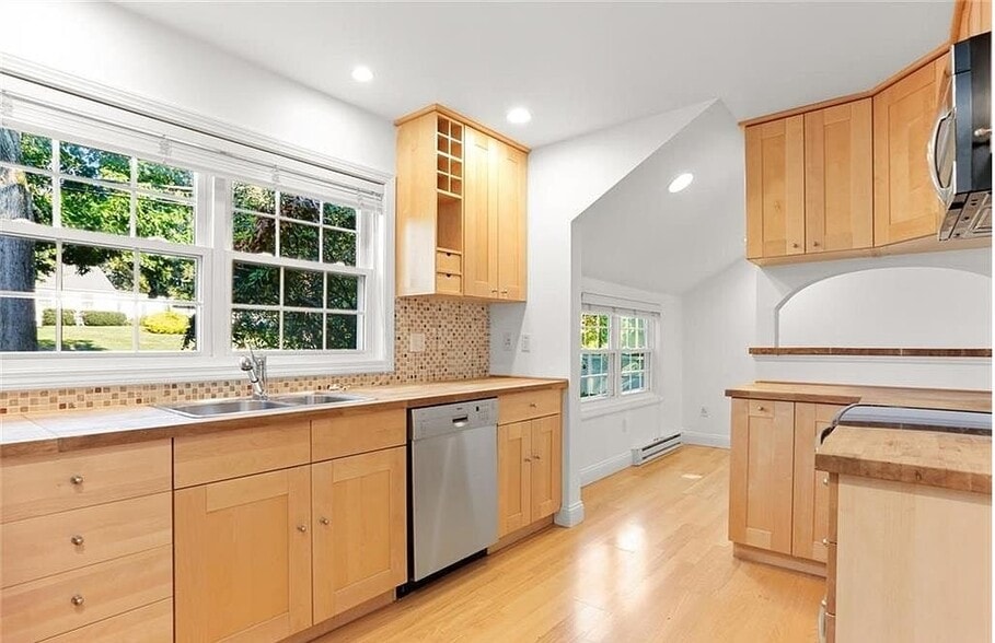 Building Photo - 8 Deerwood Ct