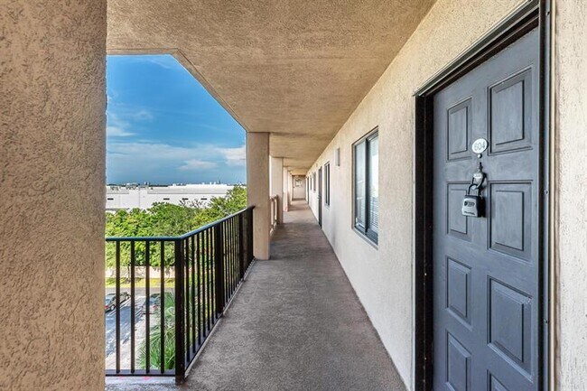 Building Photo - 2200 S Cypress Bend Dr