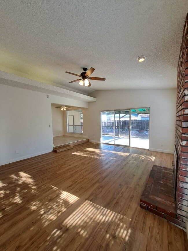 Building Photo - Beautiful 3-Bed, 2-Bath Fresno Home!