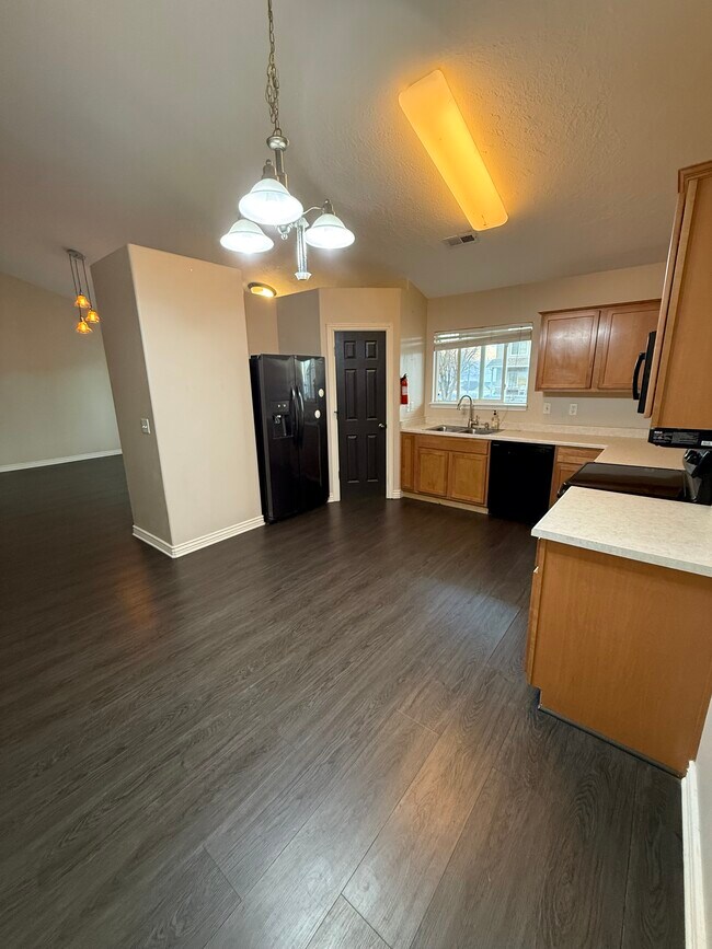 Building Photo - 4031 Montego Dr