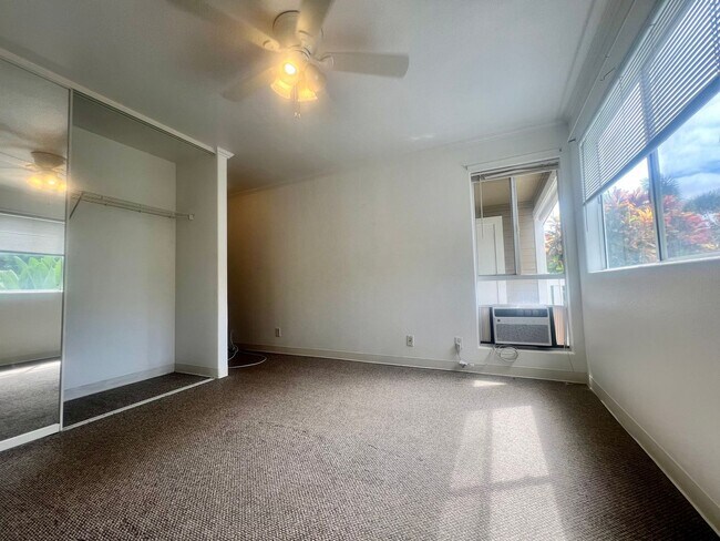 Building Photo - 2 Bedroom 1.5 Bathroom unfurnished bottom floor Condo