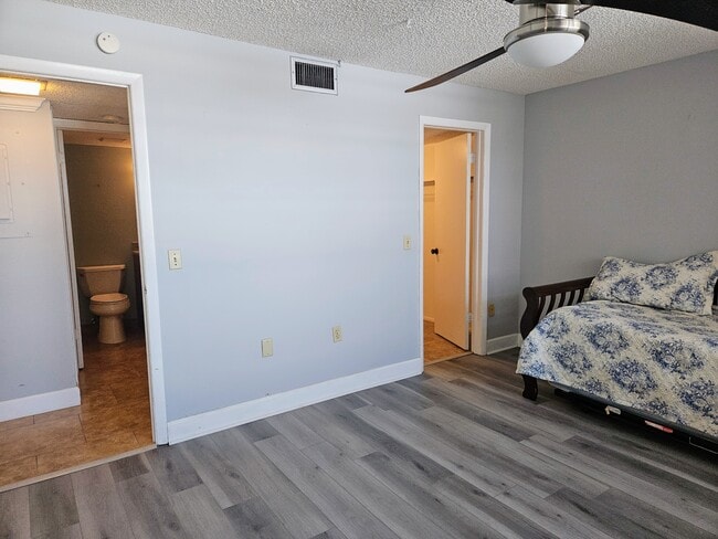 Building Photo - 7600 Sun Island Dr S