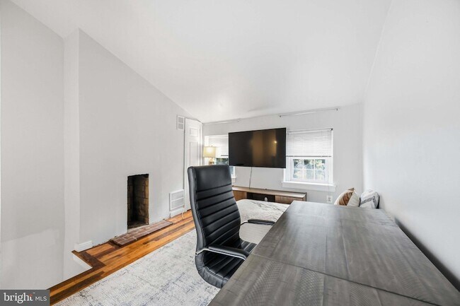 Building Photo - 725 Pemberton Street Unit 10