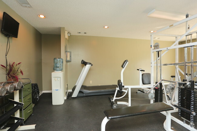 Fitness center - The Vistas Apartments