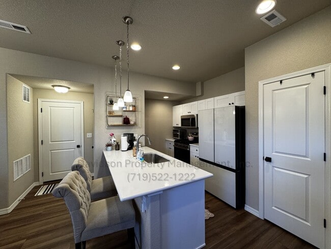 Building Photo - Stunning 3 Bedroom Townhouse Located in No...