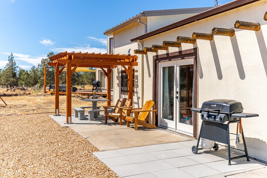 Building Photo - 4455 NE Vaughn Ave