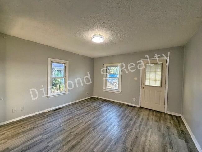 Building Photo - MOVE IN SPECIAL!  Cute 3 bedroom home close to Evangel University and Spfd/Green County Park Board