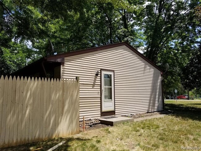 Building Photo - 3231 W Utica Rd