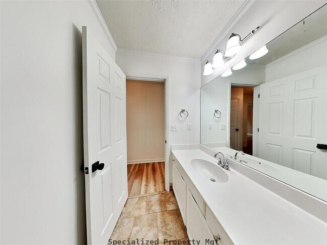 Building Photo - 4660 Hampton Square Dr