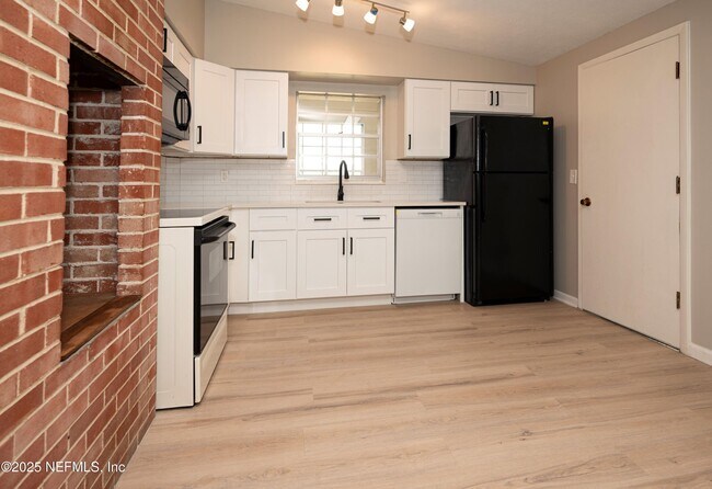 Building Photo - 313 Suzanne Dr