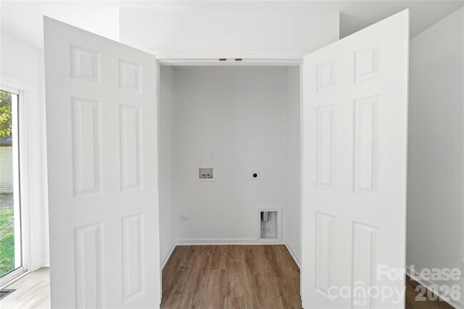Building Photo - 6126 Amberly Ln