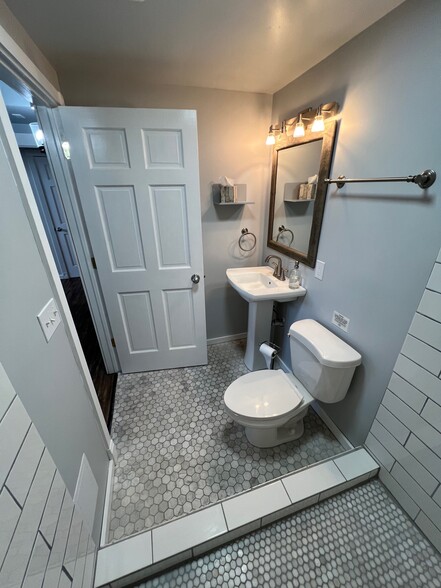 Master Bath - 1216 Turner St