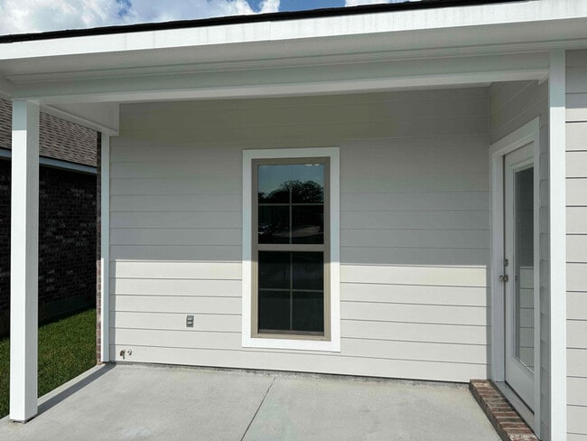 Building Photo - 33260 LA-16