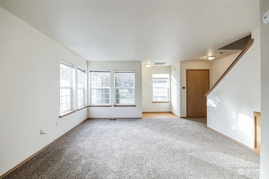 Building Photo - 9611 161st St E