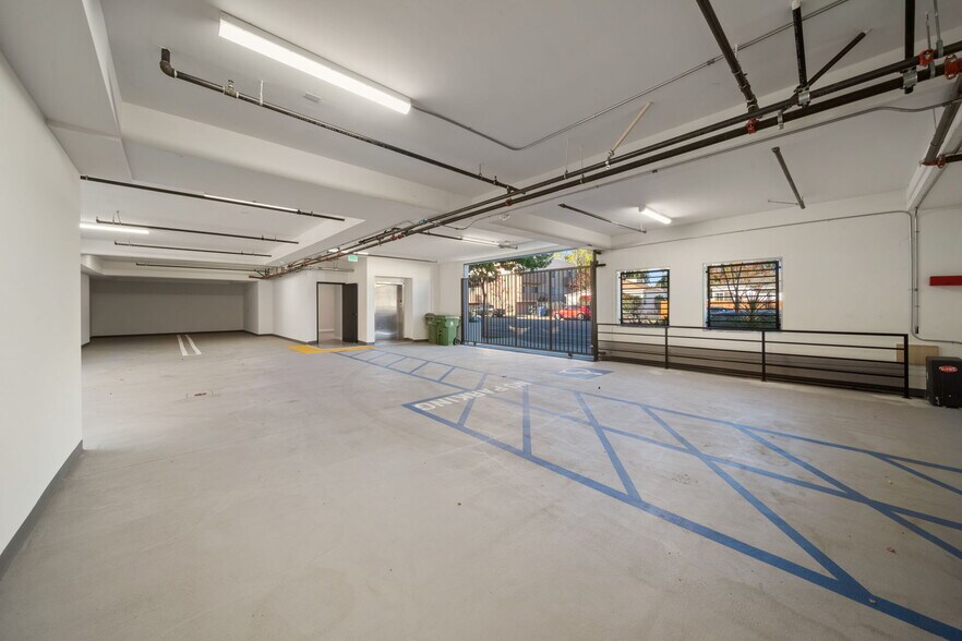 Building Photo - 13846 Moorpark St
