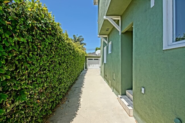 Building Photo - MODERN ARCHITECTURE W/ BEACH CHARM: BRIGHT & AIRY, 4BR3BA, 2-STORY HOME W/ OPEN & BRIGHT LIVING S...