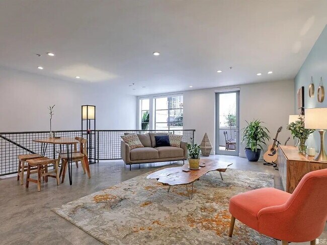 Building Photo - "Spacious 1-Bed, 2-Bath Gem in San Francisco's Heart – Your Urban Sanctuary Awaits!"