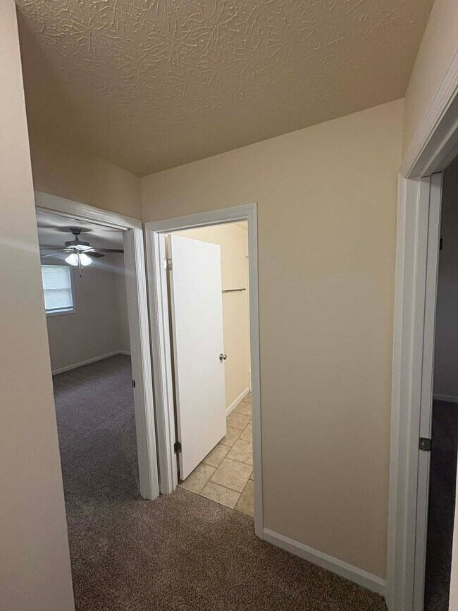 Building Photo - 1708 Highland Way