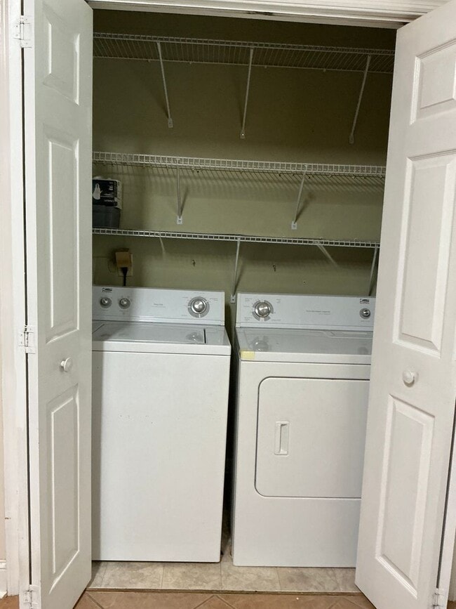 Building Photo - 1 Bedroom/2 .5 Bath Condo located in River...