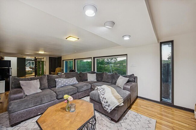 Building Photo - 6407 Lynn Ln