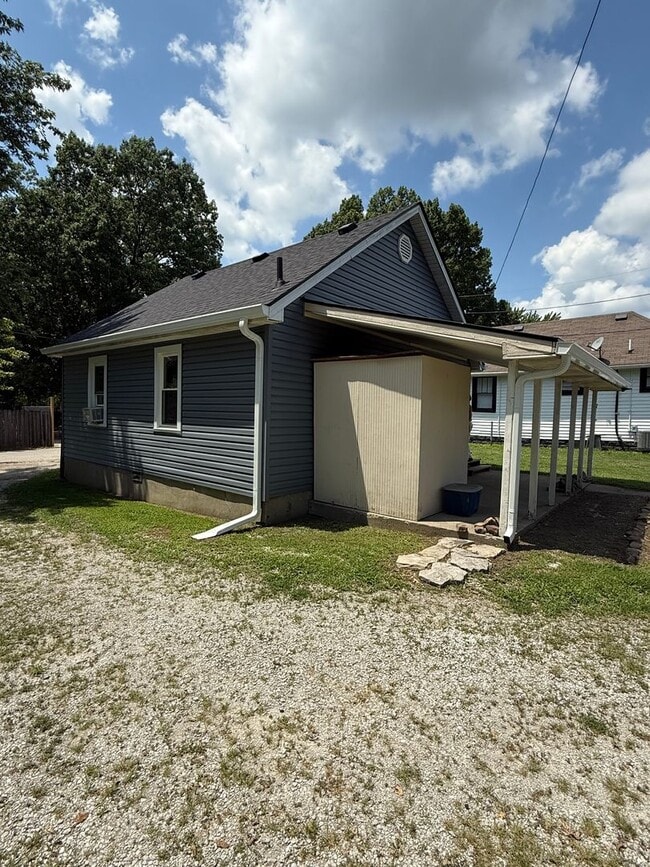 Building Photo - Cozy  Home