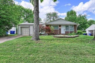 Building Photo - Lovely Large 3 Bedroom 1 1/2  Bath Ranch Style Home