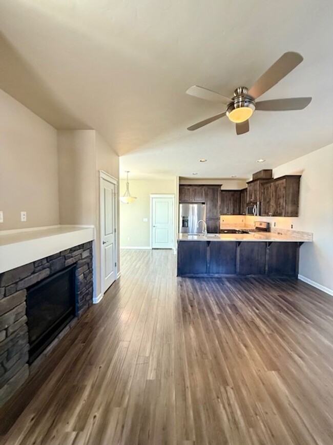 Building Photo - Lovely End Unit 3 Bedroom Townhome!