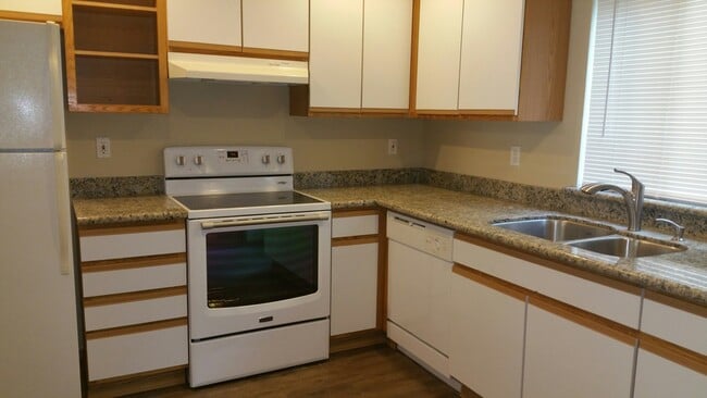 Building Photo - MOVE IN SPECIAL $500 OFF MOVE IN COSTS.  Emerald Court 2 bedroom 1 1/2 bath. 1 carport Puyallup T...